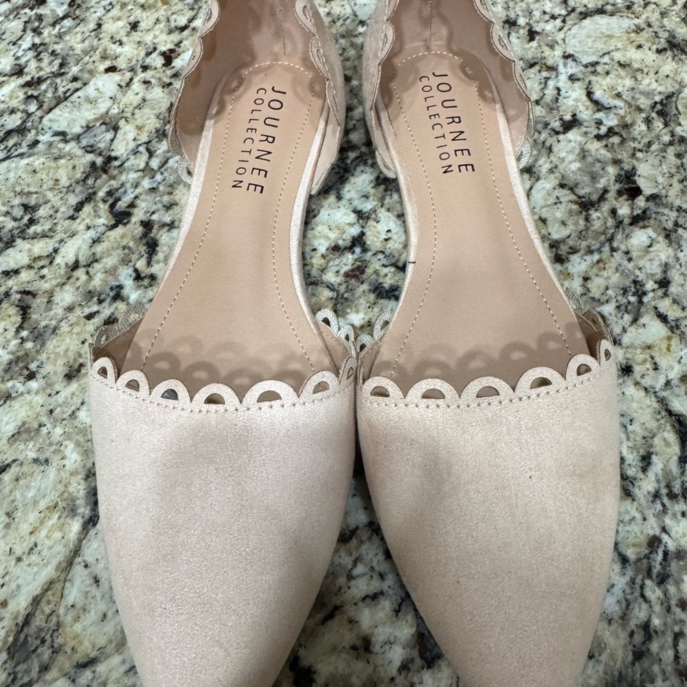 Journee Collection NWT Women's 10 Cream Scalloped Pointy Toe Nude Tan Flats - Picture 4 of 6
